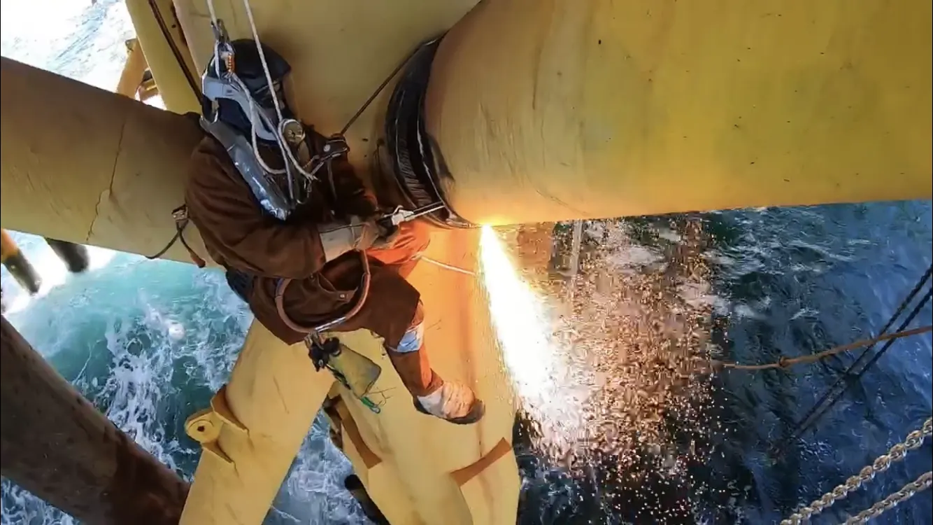 Lassen aan een gele offshore-constructie boven open zee